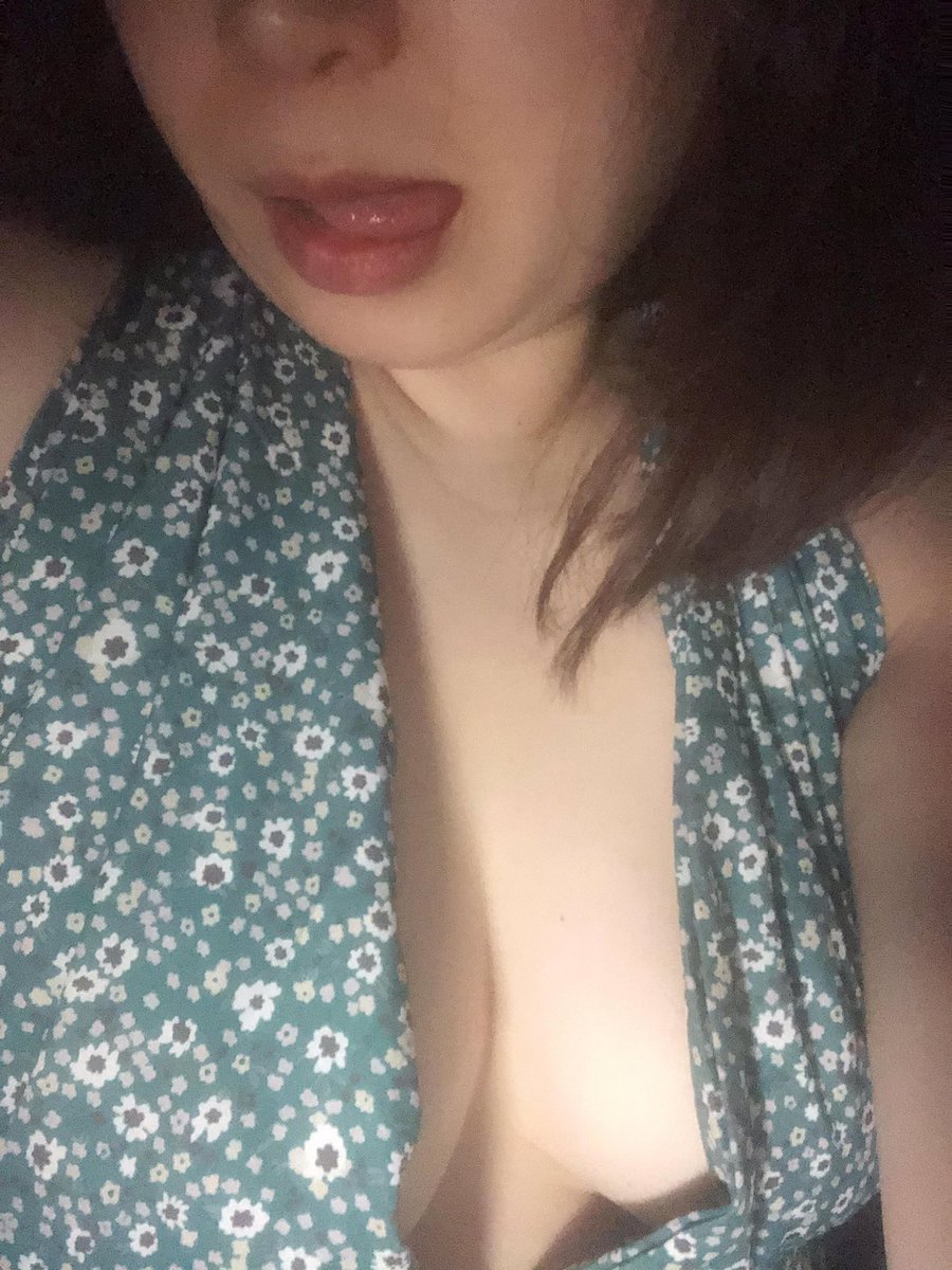 NowhereBut69's tweet photo. 最近在给学生补一对一的小课，学生家长之前一次付了4节课的费用，上完之后觉得效果还不错，上周六晚上和我说课时费可不可以优惠一点，我也没接话茬，意思就是不太行，就开始聊别的有的没的了，今天晚上我也试探性的问了点边缘话题，然后她就发来了照片……不会是��想和我搞价吧？ https://t.co/Bcmqym2aKO