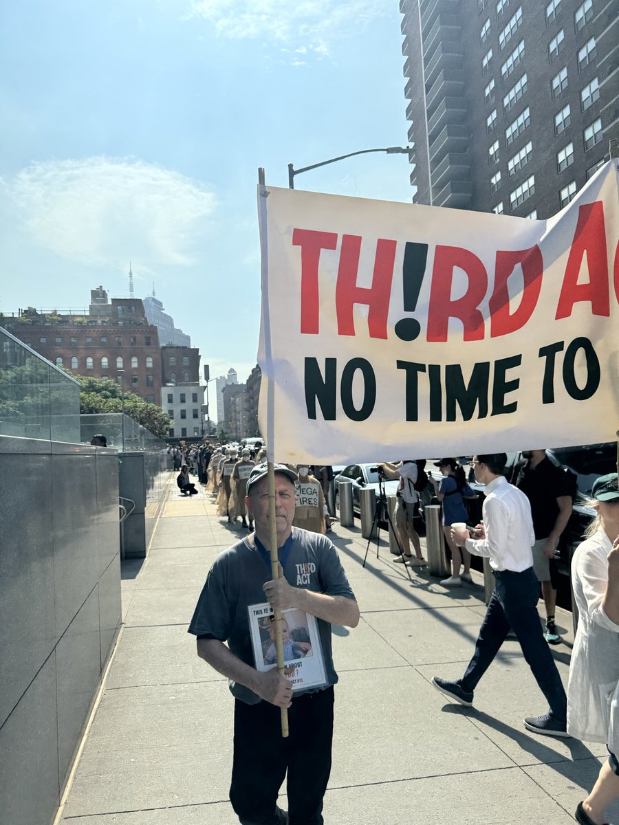 Big crowd of elders gathered outside Citibank this morning for #summerofheat. A powerful witness! Time for bankers to act on the climate crisis