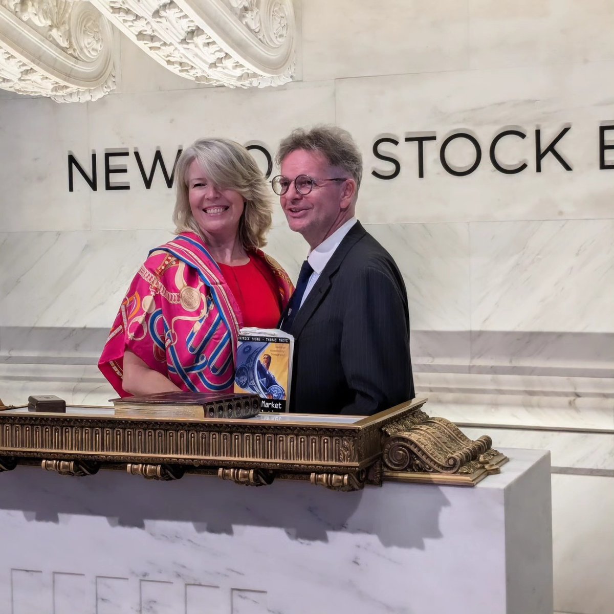 Hanzea_Tech's tweet image. Our Chairman, @frontierfinance, rang the closing bell at the @NYSE on July 5th to celebrate the 25th anniversary of the groundbreaking book, &quot;Capital Market Revolution,&quot; the first best-selling book on #fintech. 
@womenOn_IT
#MakingFintechMobile #FinancialInnovation