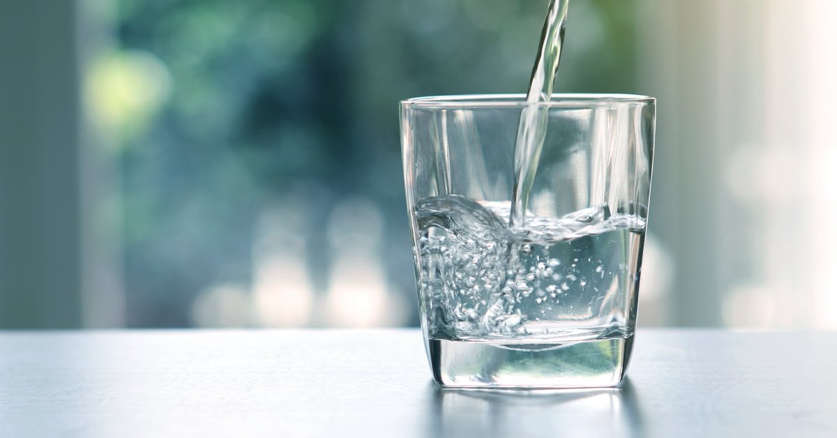 WebMD's tweet photo. Drinking one or two glasses of water before breakfast may help you lose weight. It helps curb your appetite and stimulates your metabolism to help you burn more calories. https://t.co/IgyAK1VZWZ https://t.co/9UZNFEXzRq