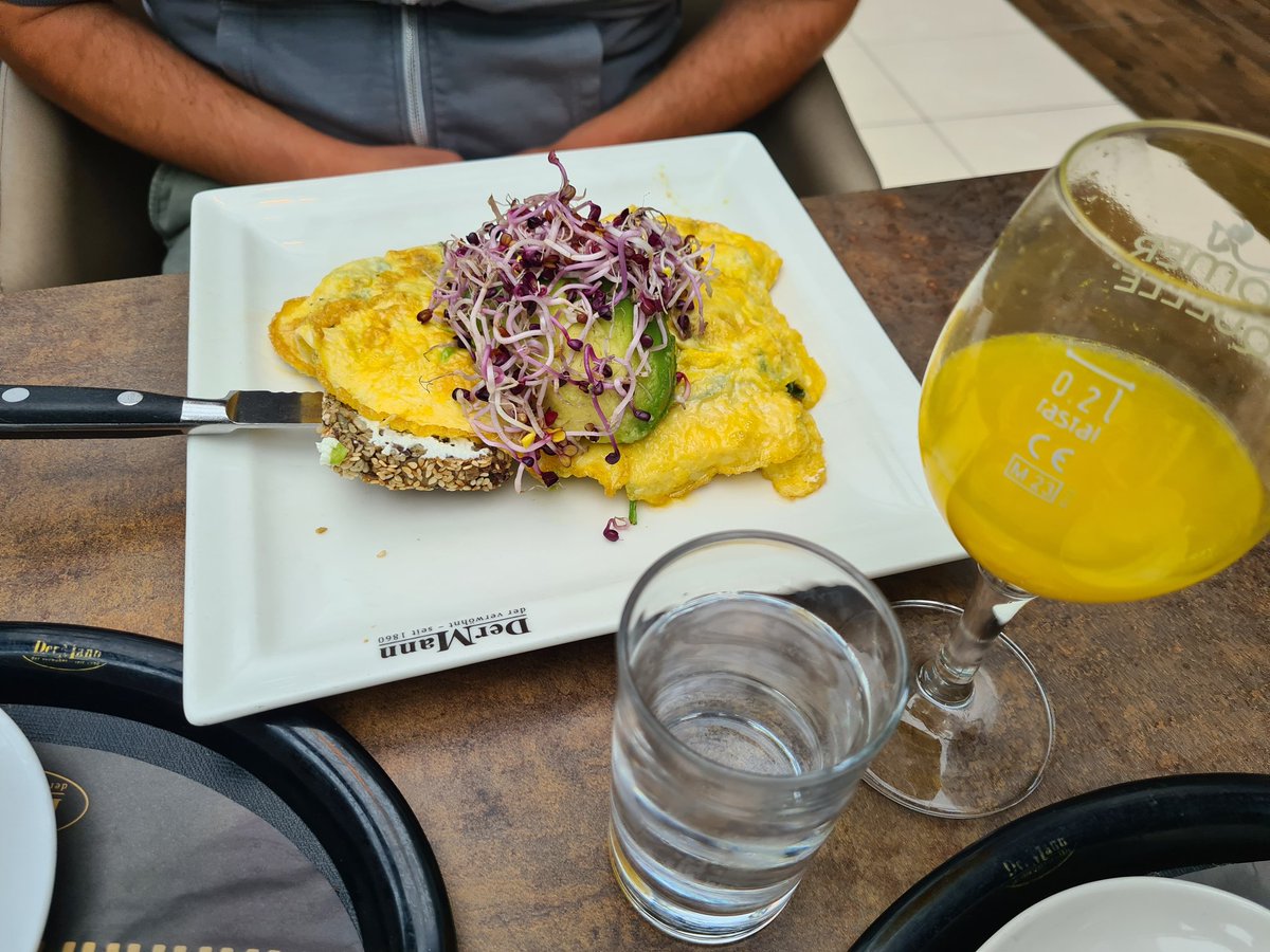 fluglehrer_neu's tweet photo. nachtrag: frühstück mit freunden #DerMann lohnt sich https://t.co/yIZ0lZEXIm