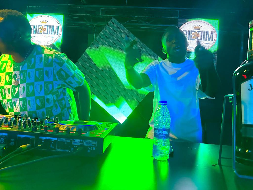 Mugisha_Paulo7's tweet photo. Last Saturday was great,we are gladly proud to have partnered with Riddim Selekta &amp; MC Kacheche as they reopened former Vision Empire (now Majestic) ,from all of us @AquafinaUganda &amp; @pepsiuganda  we look forward to working with you as the hydration partner entirely. https://t.co/3wtwQW4Lfq