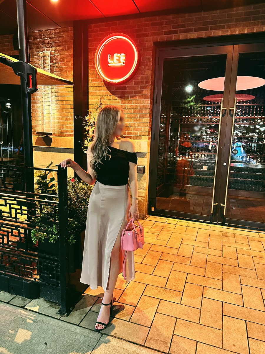 Shout out to friends who remind you to take photos on a night out 😅 <a href="/MadisonwinterTo/">Madison Winter</a>