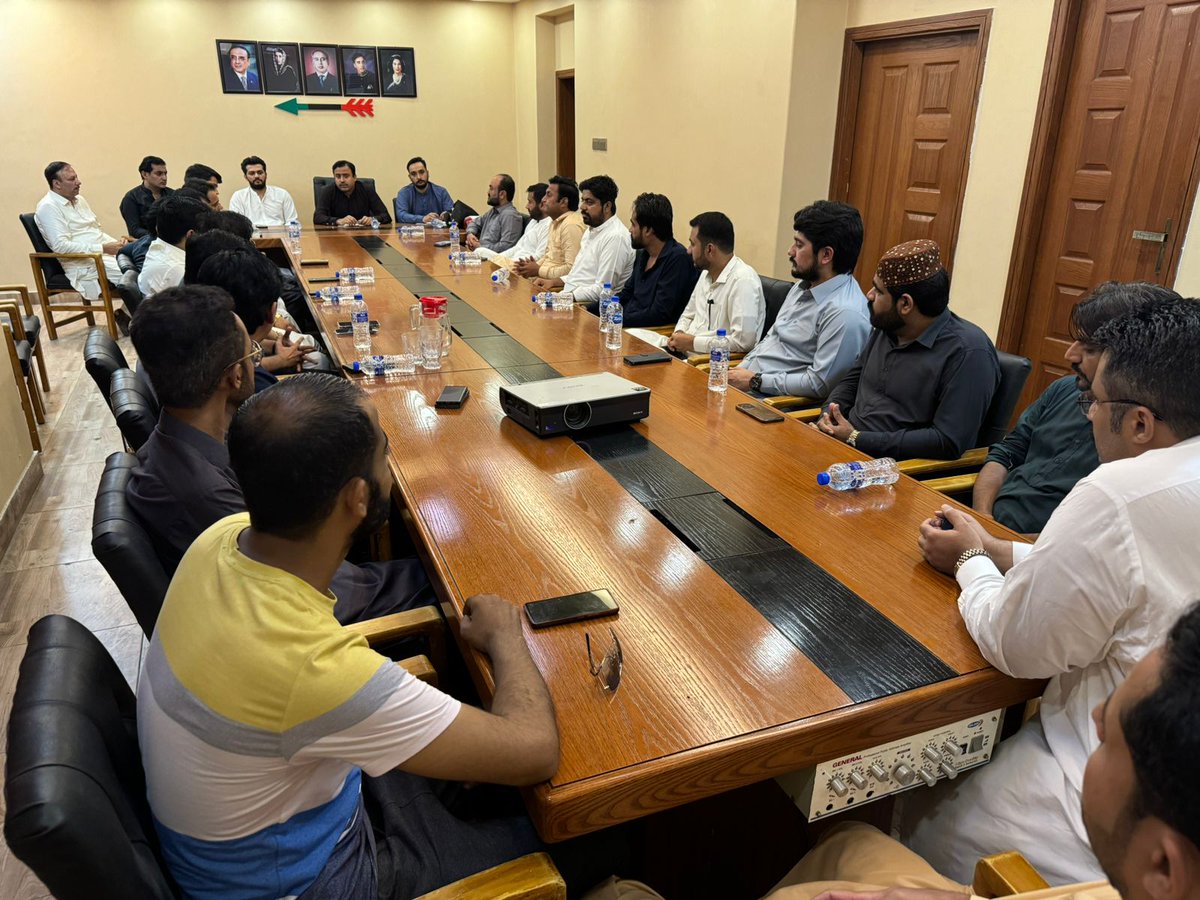 FaheemSattarDal's tweet image. #PYOSindh President @JavedNLaghari Chaired PYO Karachi meeting at Peoples Secretariat GS PYO Sindh @ShoaibMirzaa ,Info_ Sec @taimoormaheraly were in meeting. 
#PYO #Youth #PPP