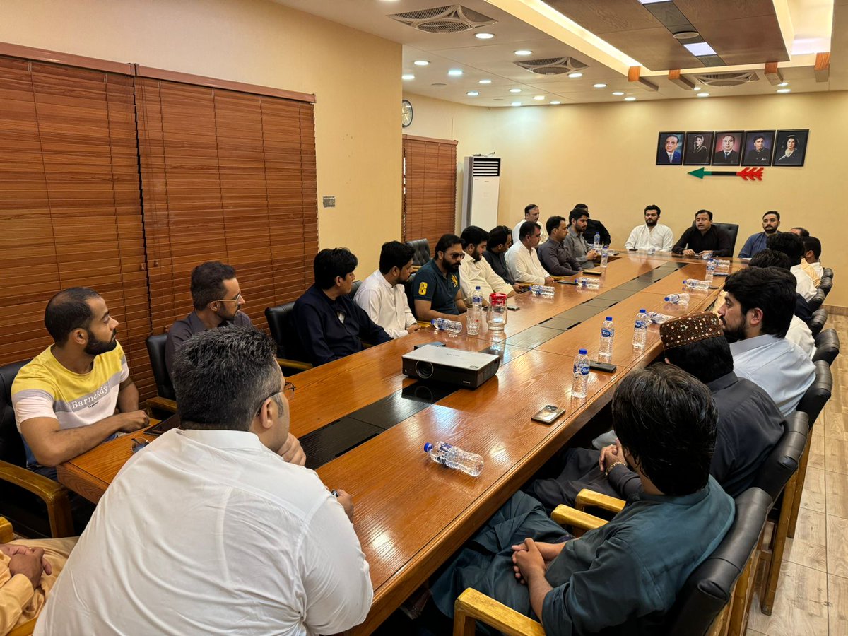 FaheemSattarDal's tweet image. #PYOSindh President @JavedNLaghari Chaired PYO Karachi meeting at Peoples Secretariat GS PYO Sindh @ShoaibMirzaa ,Info_ Sec @taimoormaheraly were in meeting. 
#PYO #Youth #PPP