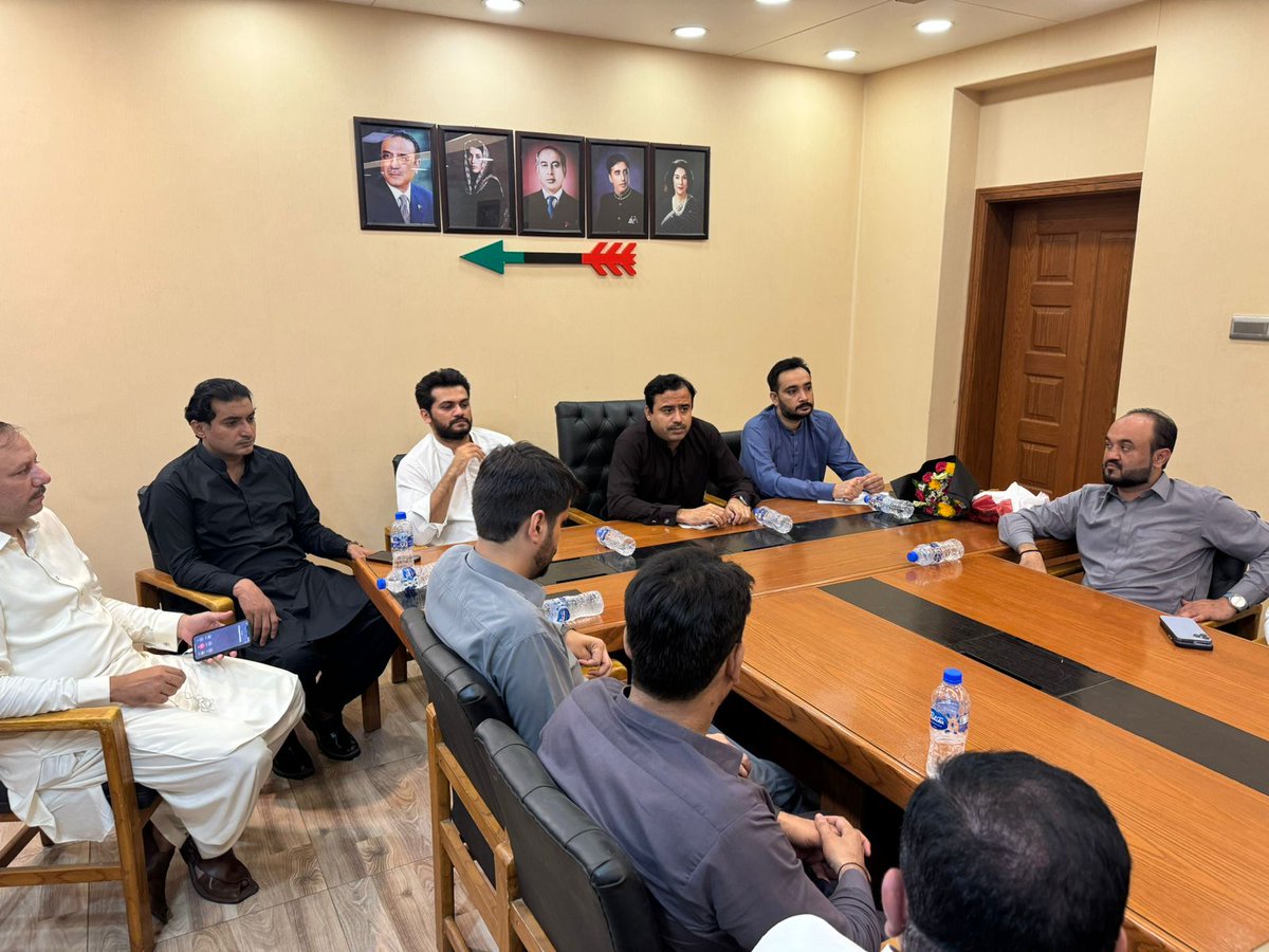 FaheemSattarDal's tweet image. #PYOSindh President @JavedNLaghari Chaired PYO Karachi meeting at Peoples Secretariat GS PYO Sindh @ShoaibMirzaa ,Info_ Sec @taimoormaheraly were in meeting. 
#PYO #Youth #PPP