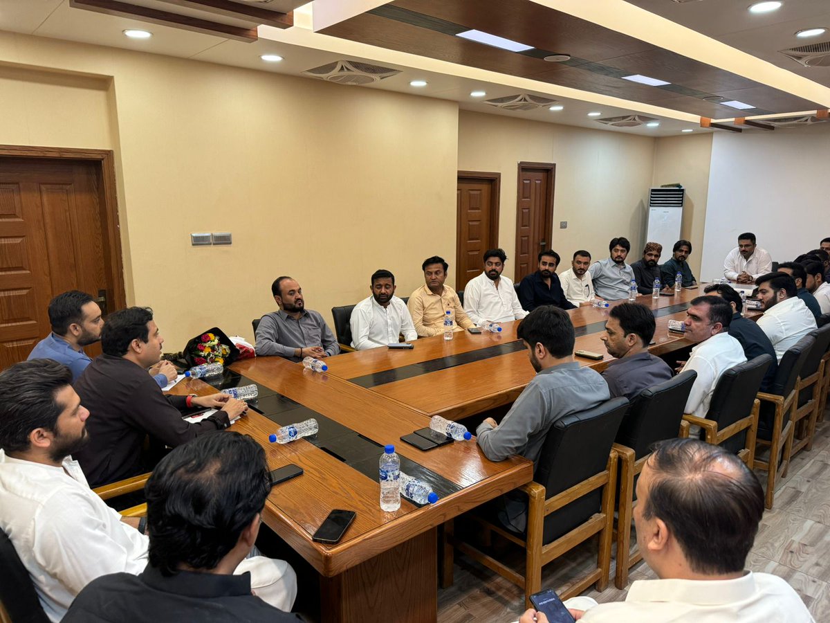 FaheemSattarDal's tweet image. #PYOSindh President @JavedNLaghari Chaired PYO Karachi meeting at Peoples Secretariat GS PYO Sindh @ShoaibMirzaa ,Info_ Sec @taimoormaheraly were in meeting. 
#PYO #Youth #PPP