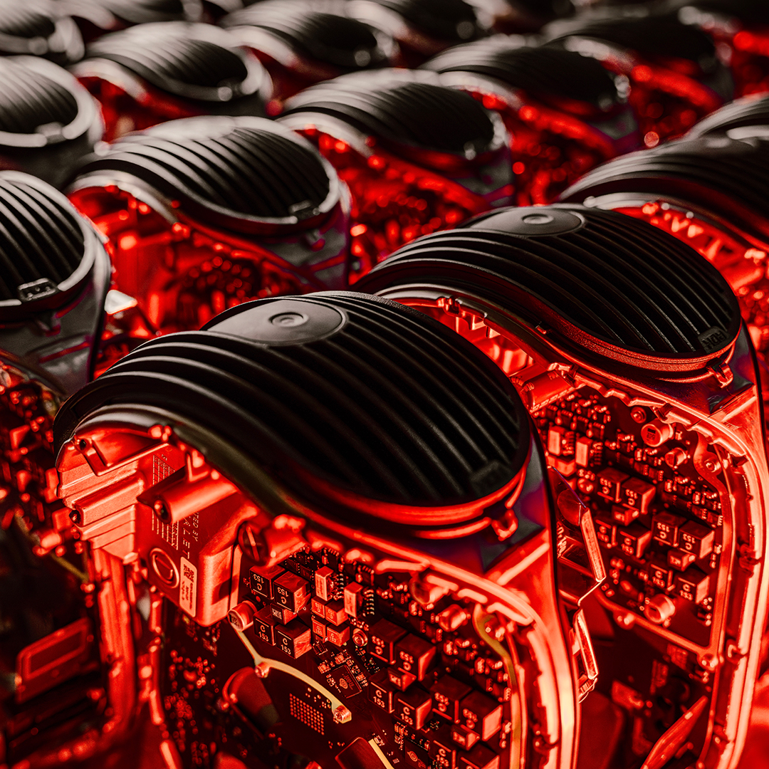 DEVIALET's tweet image. We put all our energy into crafting a sleek, seamless body that reveals no visible signs of assembly―or of the sheer weight of high technology inside Devialet Phantom.

Explore our craft: devialet.com/about-us/savoi…

#Devialet #DevialetPhantom