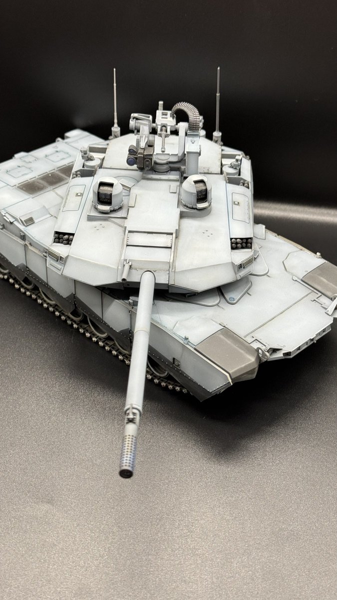 PsychozakuMS06R's tweet image. #AmusingHobby　#1/35　#エイブラムスX
サンタさんとのコラボ企画第2弾。現代戦車1/35で。
初の戦車プラモで戸惑った・・・