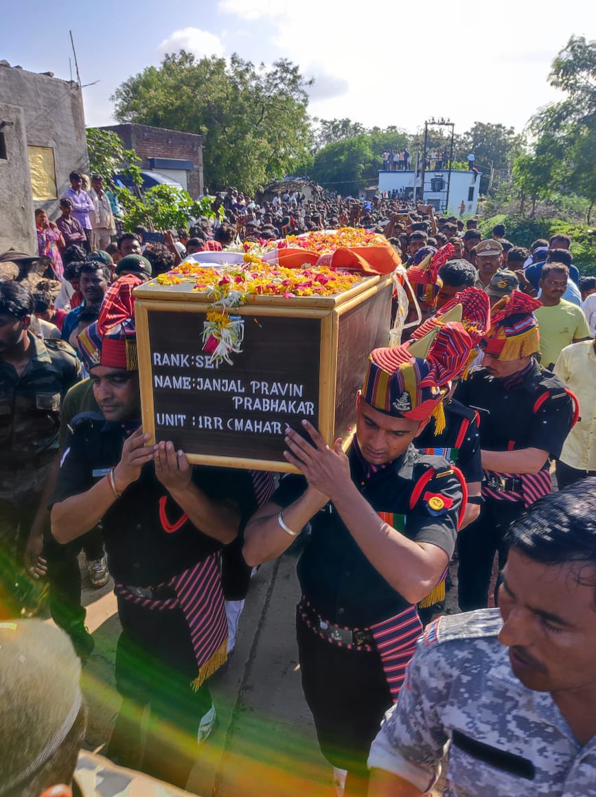 AdityaRajKaul's tweet photo. Heartwrenching - The Grief of a Mother.

Last rites of Indian Army’s Sep Praveen Janjal Prabhakar at his native place in Akola, Maharashtra.

Salute the sacrifice of India’s hero in Kulgam, South Kashmir. 🇮🇳 https://t.co/k7GvTP7iiW