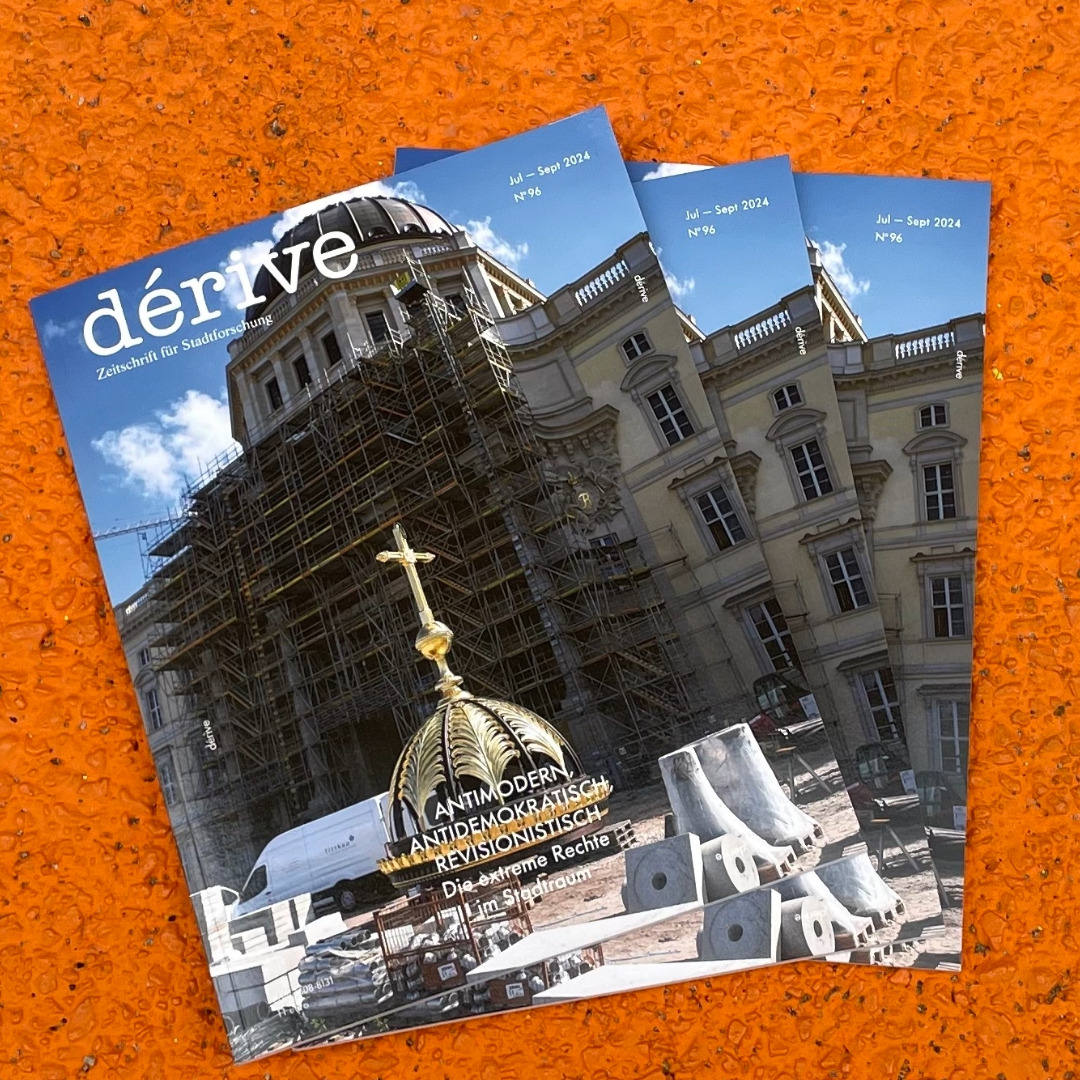 OUT NOW! dérive 96: ›Antimodern, antidemokratisch, revisionistisch – Die extreme Rechte im Stadtraum‹. Der Versuch einer Normalisierung des Rechtsextremismus und der damit einhergehende ›Kulturkampf von rechts‹ stehen im Fokus der neuen Ausgabe. derive.at/zeitschrift/96/