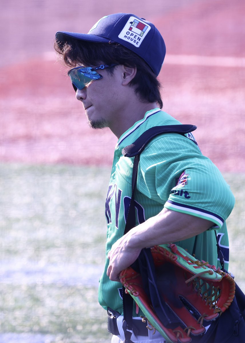 帽子浅かぶり&サングラス似合いすぎて怖い 2024/7/5 神宮球場