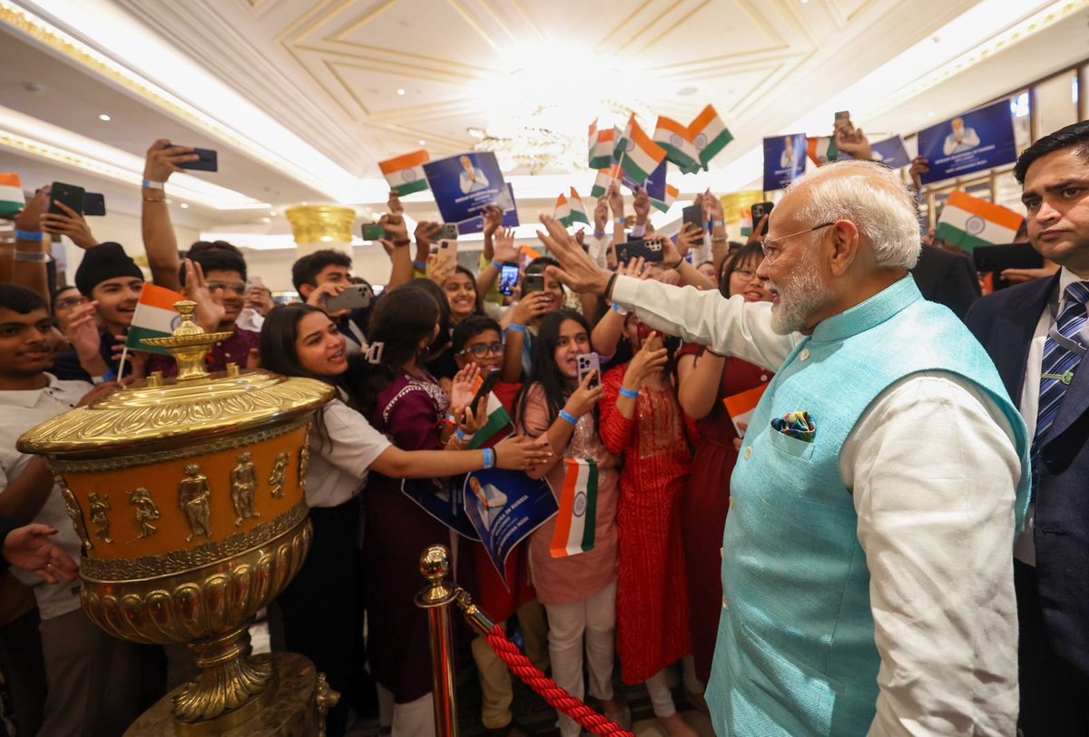 narendramodi tweet picture