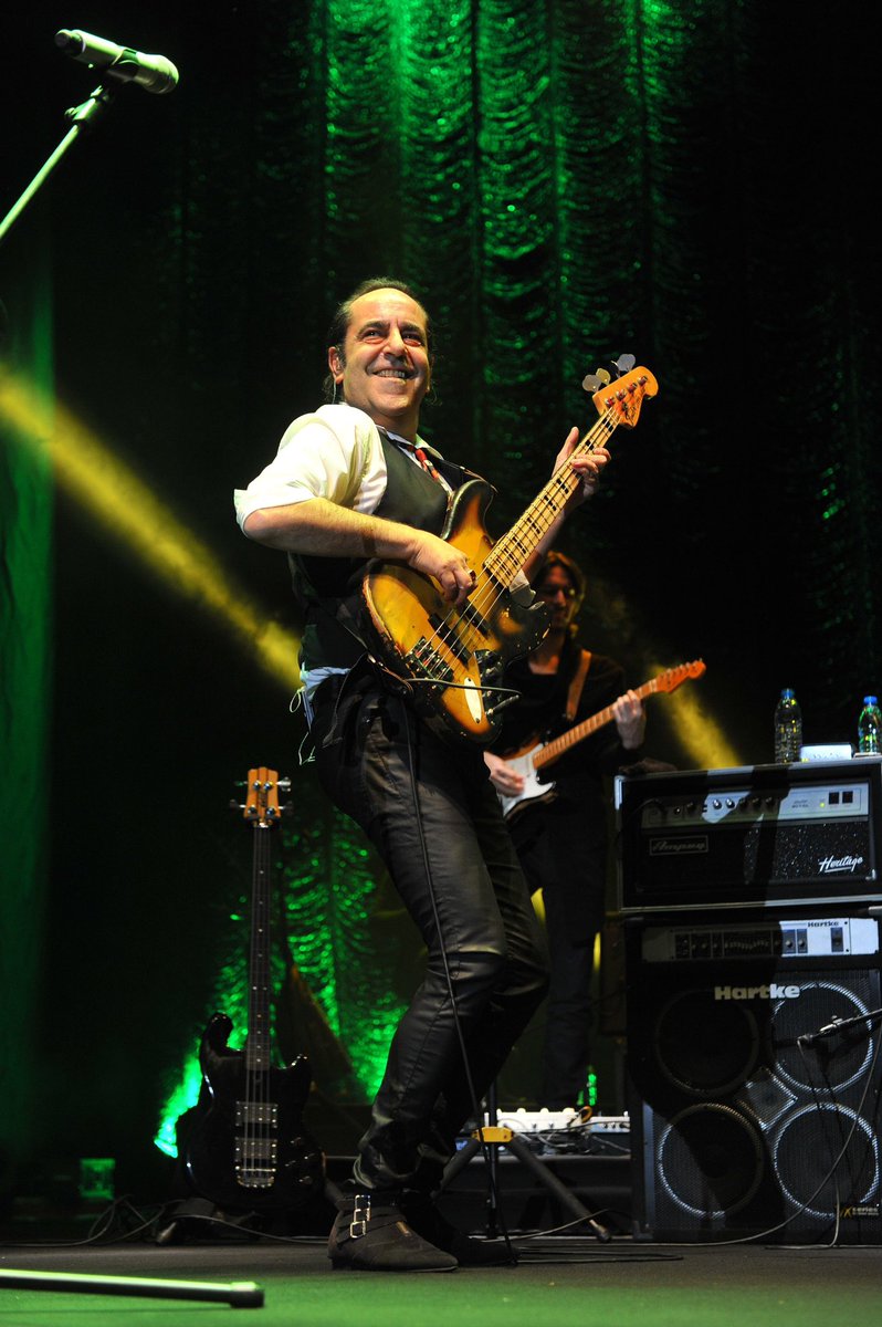 Etrafına ışık saçan, birlikte çalıştığı insanların değerine değer katan, özgün, yetenekli, çılgın… #ÖzkanUğur denince akla hep güzellikler, iyilikler geliyor. Aramızdan ayrılışının birinci yılında onu özlemle anıyoruz.

istdergi.com/guncel/hayati-… 

#ibb #ist #istdergi