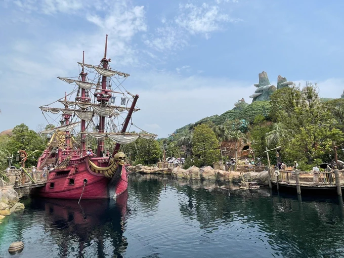 ファンタジースプリングス誕生のちょうど1ヶ月後に行ってきました!夢のような美しい景色と造形に包まれた場所で、全体的に見るところがいっぱいありました。新アトラクションにも乗ることができて、感動で泣いてしまいました。 
