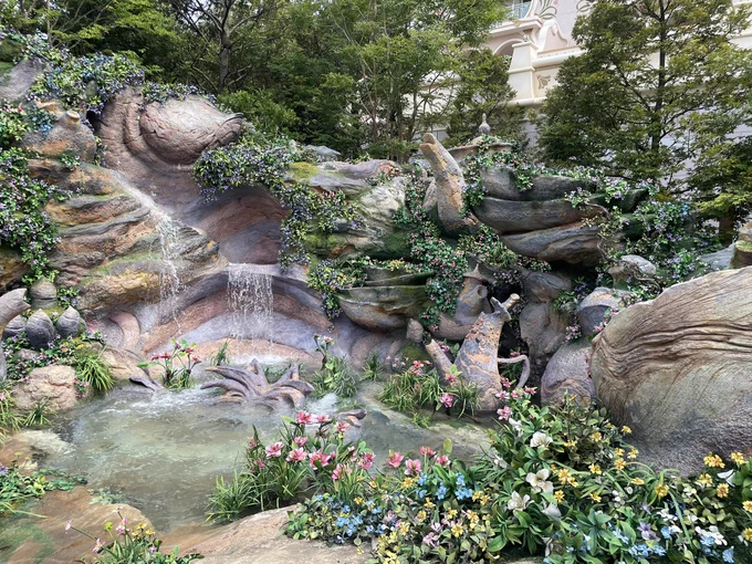 ファンタジースプリングス誕生のちょうど1ヶ月後に行ってきました!夢のような美しい景色と造形に包まれた場所で、全体的に見るところがいっぱいありました。新アトラクションにも乗ることができて、感動で泣いてしまいました。 