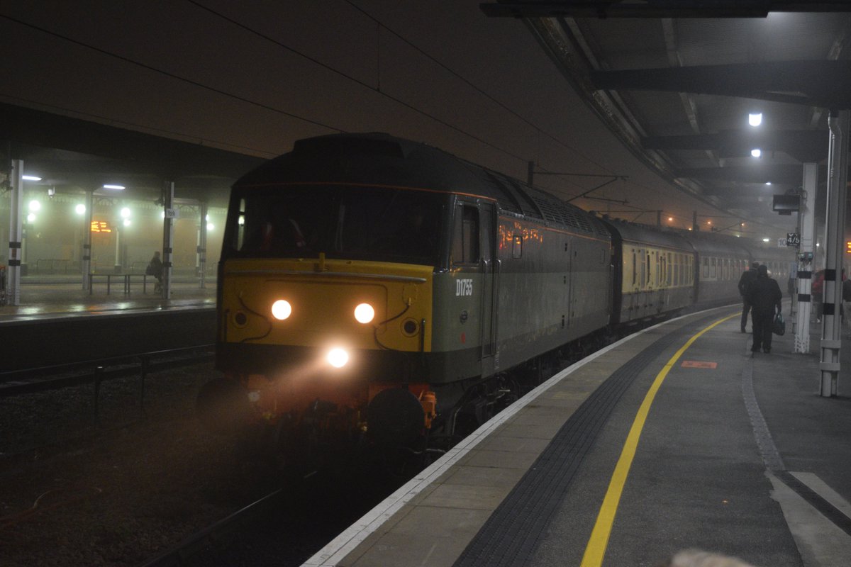 SteelCityDog_'s tweet image. #TypeFourFriday - Possibly one of my favourite photographs I've ever taken... @Vintage_Trains #Class47 47773 eases it's railtour back into York on a very foggy 18th of December 2021. It's the glow of the indicator lights and the beam from the headlight that makes it I think...