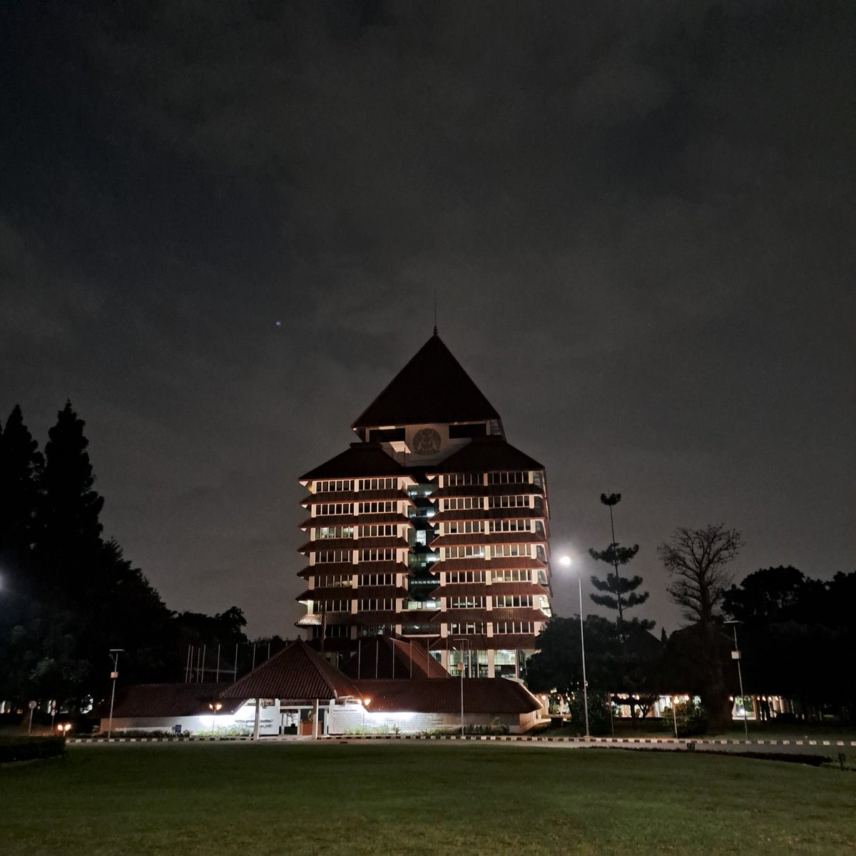 bucin_ui's tweet photo. Rektorat at night https://t.co/aGbxWUO2OS