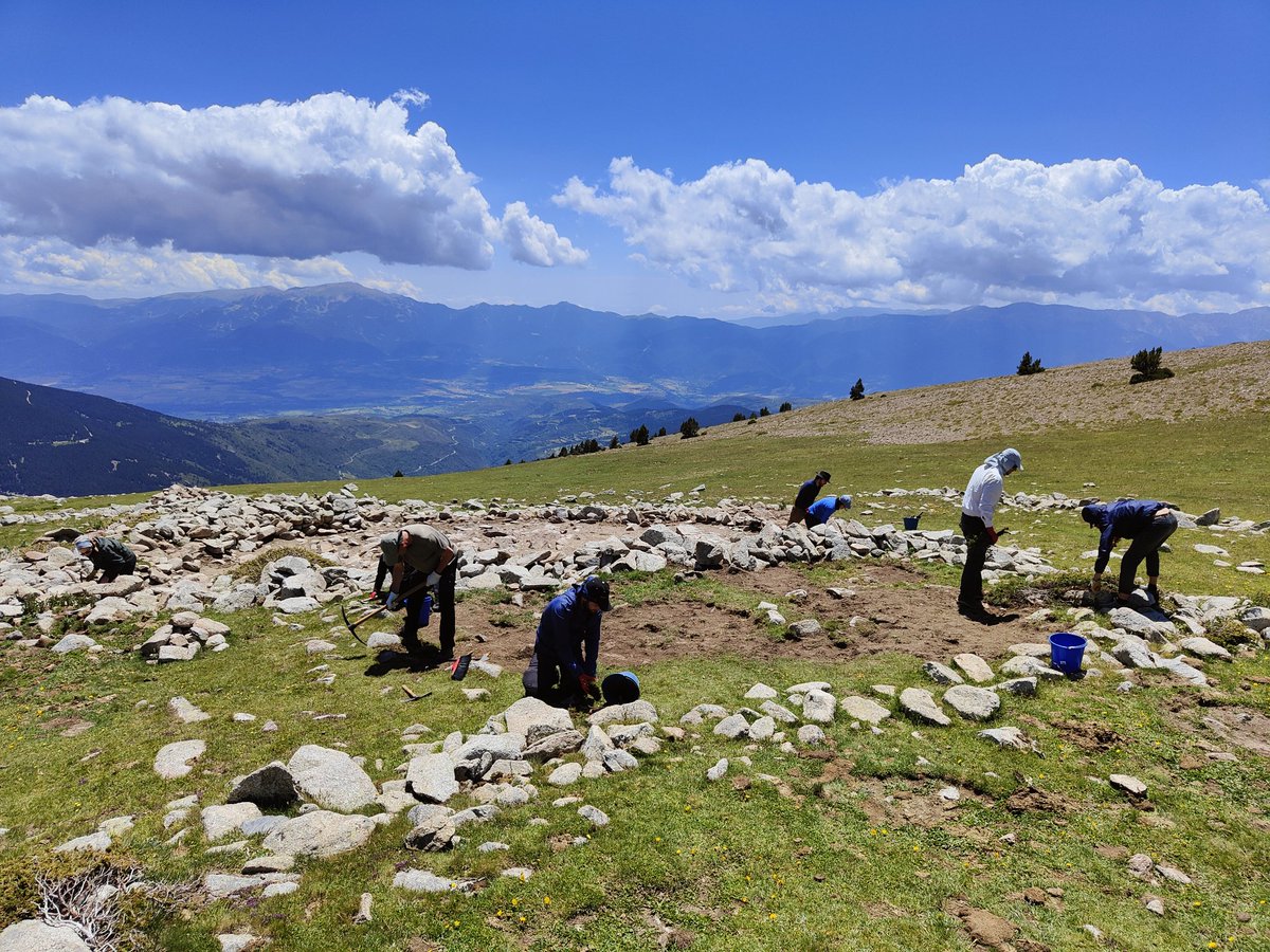 GIAP, Landscape Archaeology Research Group (@giap_icac) on Twitter photo 📢Comencem la campanya arqueològica al municipi de #Meranges (La Cerdanya).
⛰️🥾⛏️Els propers dies trobareu l'equip #Arqueologia de #muntanya #GIAP <a href="/ICAC_cat/">ICAC-CERCA, Institut Català d'Arqueologia Clàssica</a> excavant al jaciment Coll de Molleres I, a 2.500m, amb vistes espectaculars cap a la plana de la Cerdanya. (1/5)🧵👇🏼 📢Comencem la campanya arqueològica al municipi de #Meranges (La Cerdanya).
⛰️🥾⛏️Els propers dies trobareu l'equip #Arqueologia de #muntanya #GIAP <a href="/ICAC_cat/">ICAC-CERCA, Institut Català d'Arqueologia Clàssica</a> excavant al jaciment Coll de Molleres I, a 2.500m, amb vistes espectaculars cap a la plana de la Cerdanya. (1/5)🧵👇🏼
