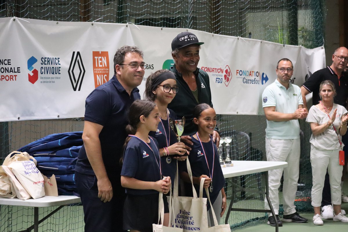 FeteleMur's tweet photo. Clap de fin de la 2️⃣3⃣ème édition du Tournoi National de Fête le Mur 🎾 110 jeunes issus des QPV de France métropolitaine et d’Outre-mer se sont affrontés sur les courts de la Ligue ARA sous les yeux de leur président Yannick Noah 🔥 Merci à tous nos partenaires pour le soutien ! https://t.co/X51mlt28OV