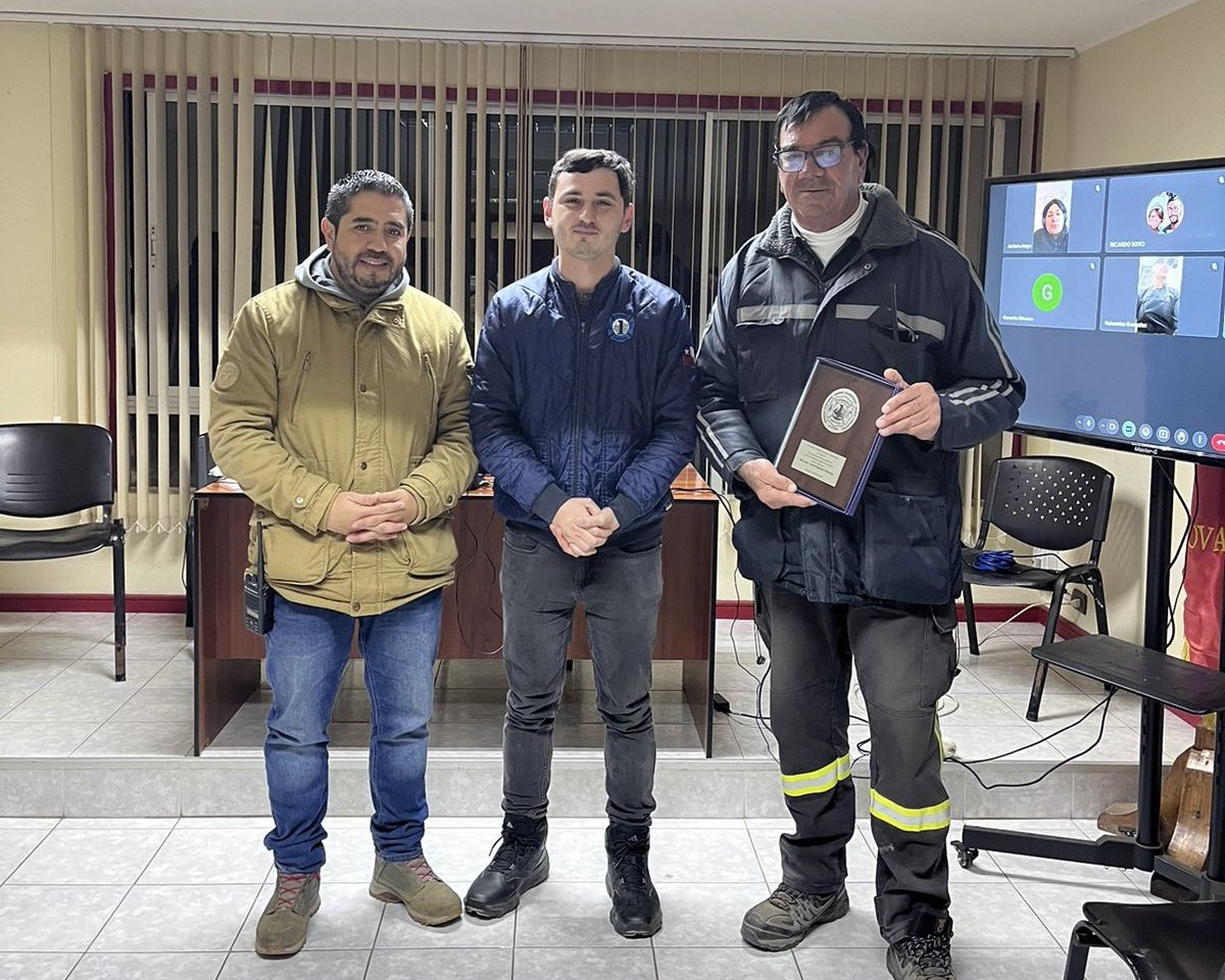 PrimeraPapudo's tweet photo. En Sesión Ordinaria de Compañía, hicimos entrega a nuestro señor cuartelero, don Juan Carlos Figueroa, un reconocimiento por sus 35 años como personal rentado, siendo parte importante de la familia primerina. https://t.co/BXxxS0fe1T