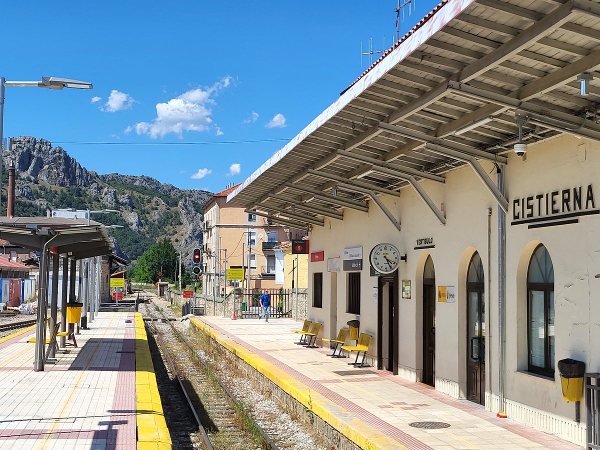 Adif_es's tweet photo. ✅👷🏼 #AnchoMétrico • Completada la modernización y automatización de León La Asunción Universidad - Guardo y La Robla - Matallana el pasado viernes, hoy recuperamos el tráfico ferroviario. https://t.co/TVNqjseGDZ