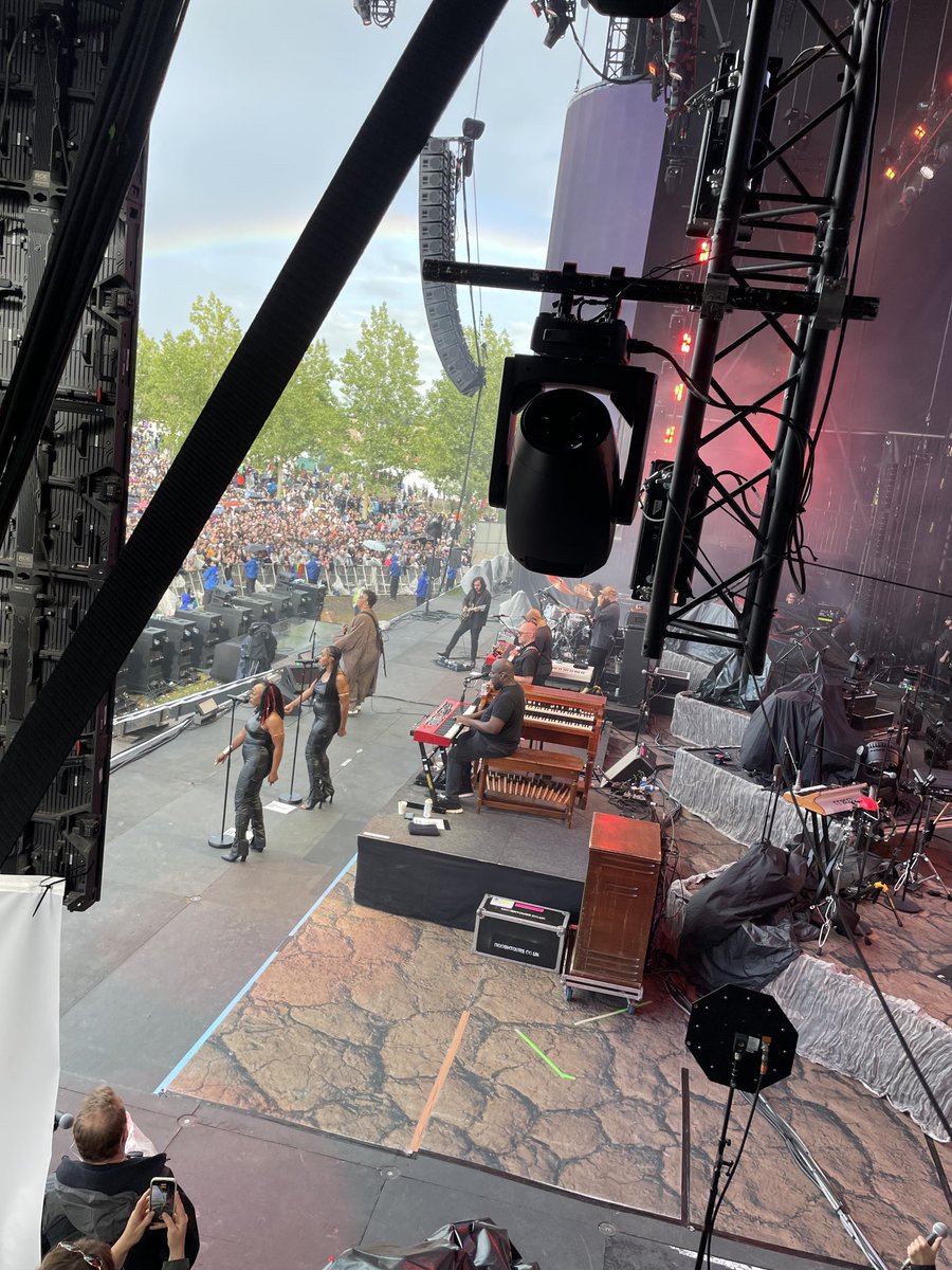 Backstage yesterday ⁦<a href="/FinsburyParkLdn/">FinsburyParkLondon</a>⁩ to watch the amazing ⁦<a href="/blkfootwhtfoot/">Brittany Howard</a>⁩ and band. #rainbow  completed a wonderful afternoon.