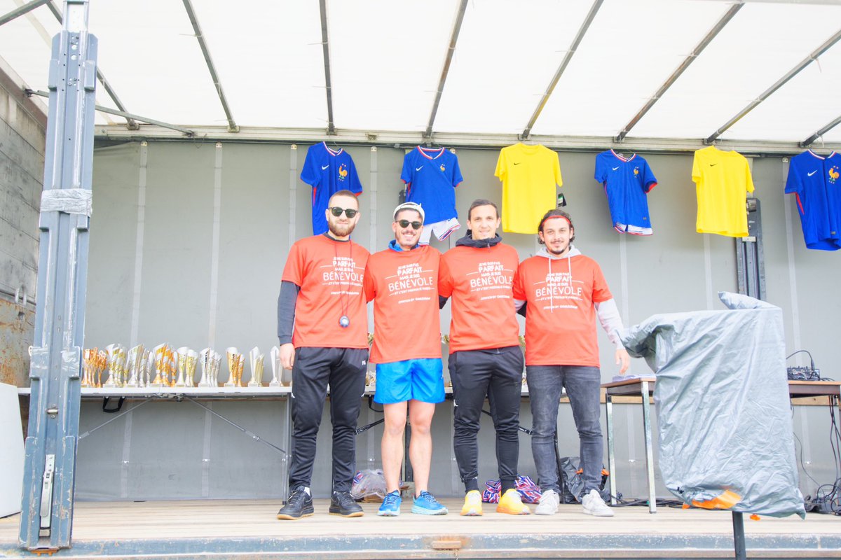 UsBazouges's tweet image. 🏆 Retour en photos sur la 1ère édition du tournoi de l’USBC 2024 🔵⚪️

⚽️ En quelques chiffres : 
 
~320 enfants présents toute la journée sur les terrains 
-44 équipes sur l’ensemble des 3 tournois (U7/U9/U11)
~70 bénévoles sans qui tout cela n’aurait pu se dérouler ainsi !