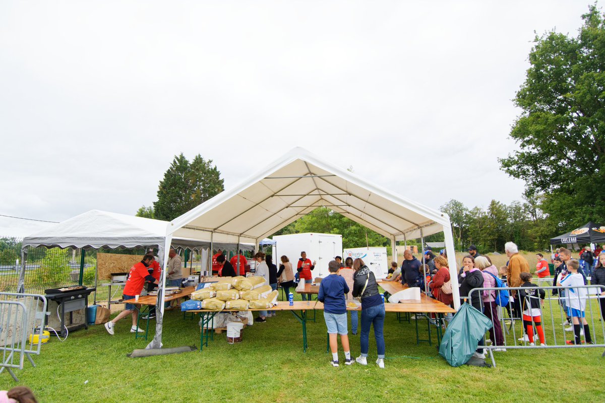 UsBazouges's tweet image. 🏆 Retour en photos sur la 1ère édition du tournoi de l’USBC 2024 🔵⚪️

⚽️ En quelques chiffres : 
 
~320 enfants présents toute la journée sur les terrains 
-44 équipes sur l’ensemble des 3 tournois (U7/U9/U11)
~70 bénévoles sans qui tout cela n’aurait pu se dérouler ainsi !