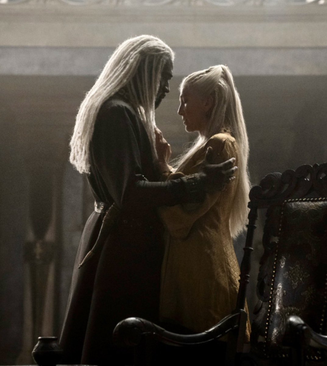 KingTargaryenn's tweet photo. Cuando Rhaenys se casó con Lord Corlys Velaryon en el 90 d.C. Ella insistió en llegar a la boda montada sobre Meleys.

[8/14] https://t.co/kL6WRSXtJ9