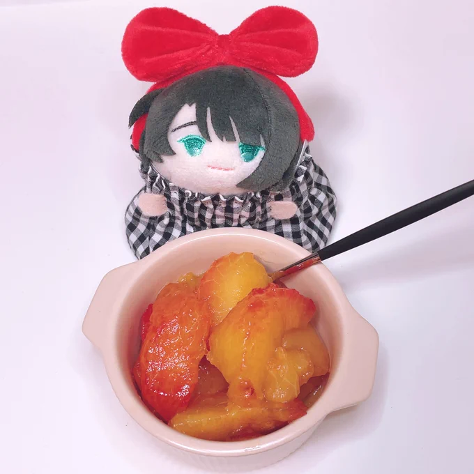 あまり食べる機会の無かったプラムなるものを食べているのだけど、めちゃくちゃ美味しい。これを主食にする鳥とかになりたい。こんな美味しい物があったなんて、世の中まだまだ知らないことばかりだなぁ
