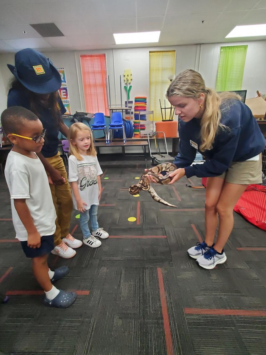 GriffinSpalding's tweet photo. Today @GriffinSpalding Rising Kindergarten Summer Transition program Scholars experienced a lesson from @ZooATL on amphibians & reptiles and their habitats. #GASummerTransition #STP24 #ONLYZOOATL https://t.co/EKcVj329Ho