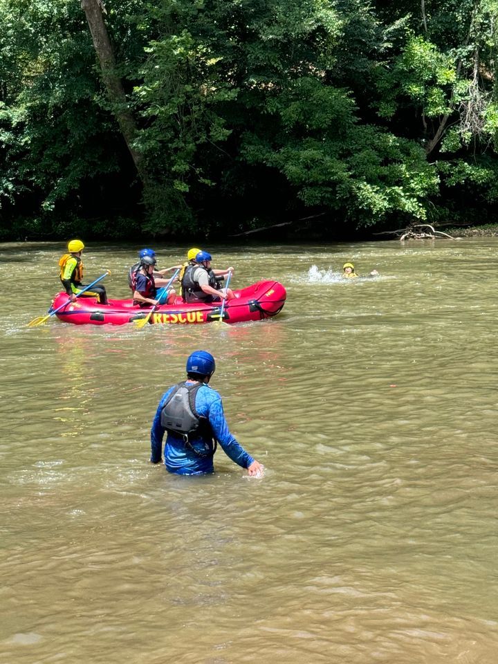 ridgewayrescue's tweet photo. 🚨 Exciting Day of Swift Water Training! 🌊🚒🚓

On 07/06, Ridgeway District Rescue Squad teamed up with the Patrick Springs Volunteer Fire Department and the Henry County Sheriff's Office for an intensive swift water training session. https://t.co/TzDowmxH3J