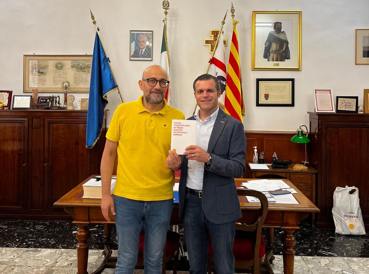 Hem entregat al Síndic de l’Alguer Raimondo Cacciotto, el màxim responsable de l'administració civil del municipi sard, la "Guia per l'impuls del català de l'Alguer de part de les institucions públiques". 📖

L'ha entregat el delegat de l'entitat a l'Alguer, Mauro Mulas! 🤝