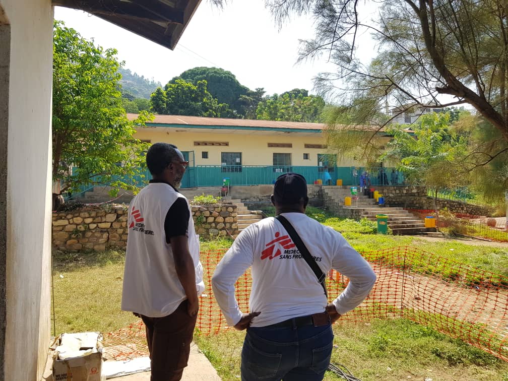 MSFcongo's tweet photo. MSF a lancé une intervention le 17/06 en soutien au @MinSanteRDC, face à l'épidémie de #MPox dans la zone d'#Uvira (Sud-Kivu). Un centre d'isolement est installé à l'HGR d'Uvira pour la pris en charge des cas graves : en 3 semaines, plus de 200 patients y ont déjà été soignés. https://t.co/RdcObjin3D