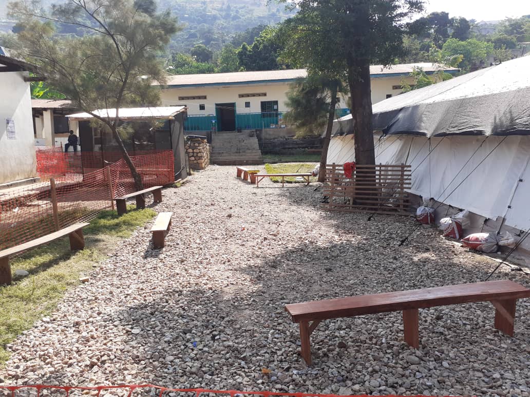 MSFcongo's tweet photo. MSF a lancé une intervention le 17/06 en soutien au @MinSanteRDC, face à l'épidémie de #MPox dans la zone d'#Uvira (Sud-Kivu). Un centre d'isolement est installé à l'HGR d'Uvira pour la pris en charge des cas graves : en 3 semaines, plus de 200 patients y ont déjà été soignés. https://t.co/RdcObjin3D