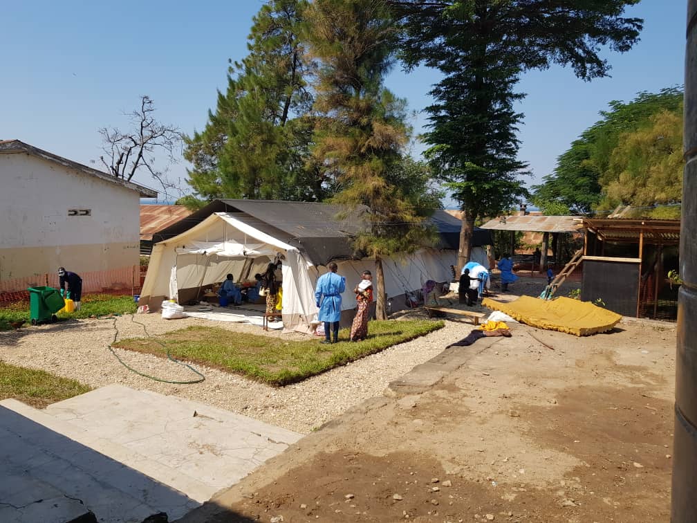MSFcongo's tweet photo. MSF a lancé une intervention le 17/06 en soutien au @MinSanteRDC, face à l'épidémie de #MPox dans la zone d'#Uvira (Sud-Kivu). Un centre d'isolement est installé à l'HGR d'Uvira pour la pris en charge des cas graves : en 3 semaines, plus de 200 patients y ont déjà été soignés. https://t.co/RdcObjin3D