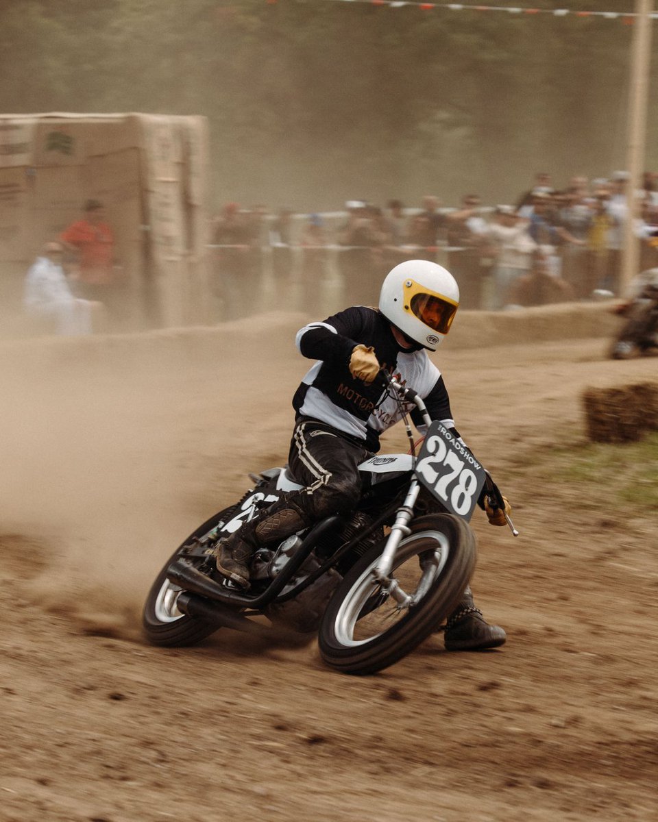TriumphAmerica's tweet image. Gille Leenknegt tearing up the track at Wheels and Waves in our Triumph Heritage No.1 Racing Jersey 🏁⁣ 

📷: Shy Rajdev  

Shop the full collection online: bit.ly/463rYle

 #Menswear #MotoStyle #Triumph #TriumphClothing #Motorcycle #TriumphHeritage
