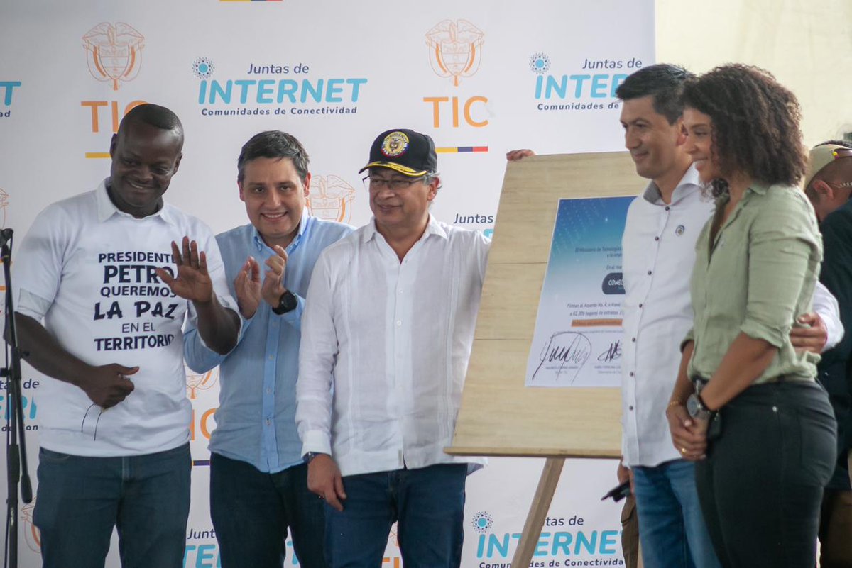 CompuParaEducar's tweet photo. #Chocó ya disfruta de su primera #JuntaDeInternet del @Ministerio_TIC que beneficia a 50 hogares. Además, con la firma de un acuerdo con Internexa conectará a 33.139 hogares de 28 municipios en el departamento. https://t.co/0C4qBlXHH4