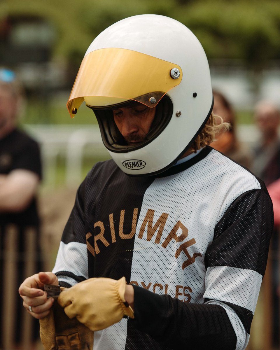 TriumphAmerica's tweet image. Gille Leenknegt tearing up the track at Wheels and Waves in our Triumph Heritage No.1 Racing Jersey 🏁⁣ 

📷: Shy Rajdev  

Shop the full collection online: bit.ly/463rYle

 #Menswear #MotoStyle #Triumph #TriumphClothing #Motorcycle #TriumphHeritage