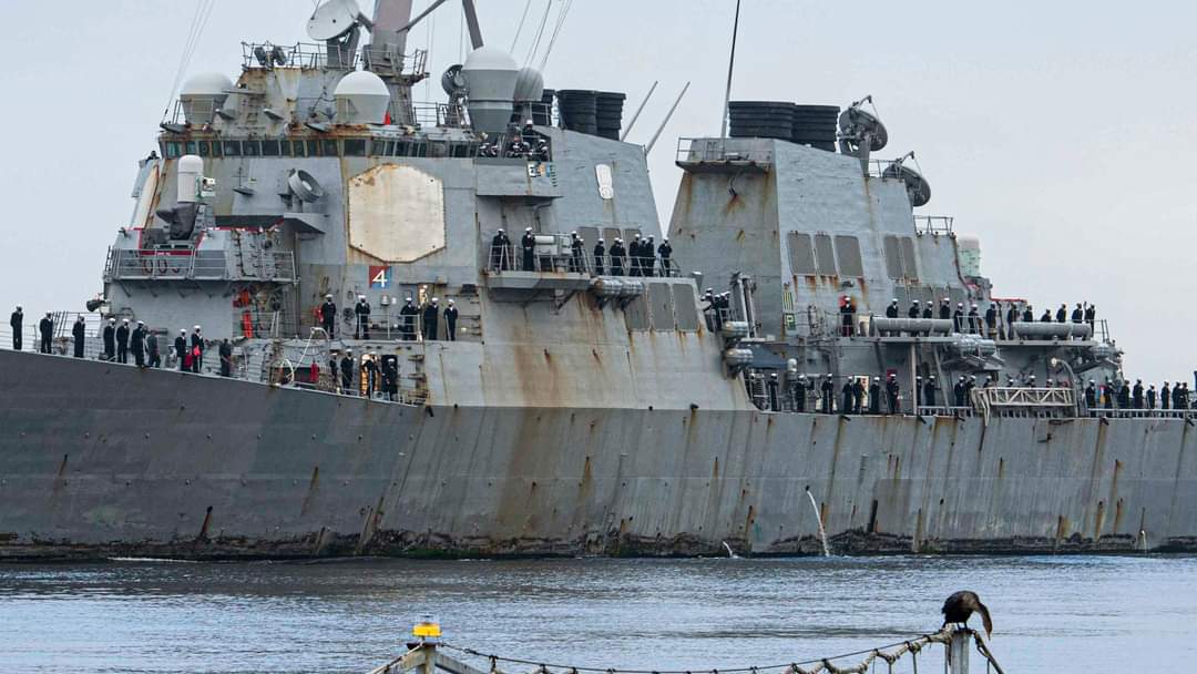 Un navire qui rentre au port après 215 jours de mer, cela ressemble à ça. (USS Stout)