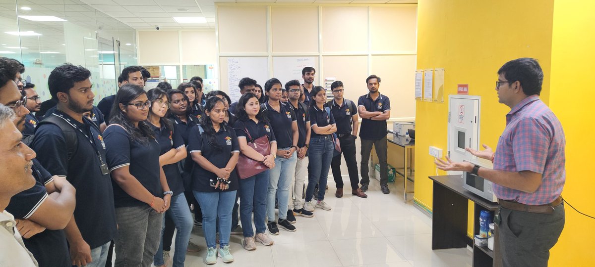 ibsc_skill's tweet photo. The MBA students of @iim_vizag embarked on a transformative journey at @AP_MedTechZone, connecting the dots between classroom learning and industrial realities, and gaining invaluable hands-on experience.

#AMTZ #MedTechZone #HealthTech #IIMVExcellence #MedTechInnovation https://t.co/pgaKV7cPub