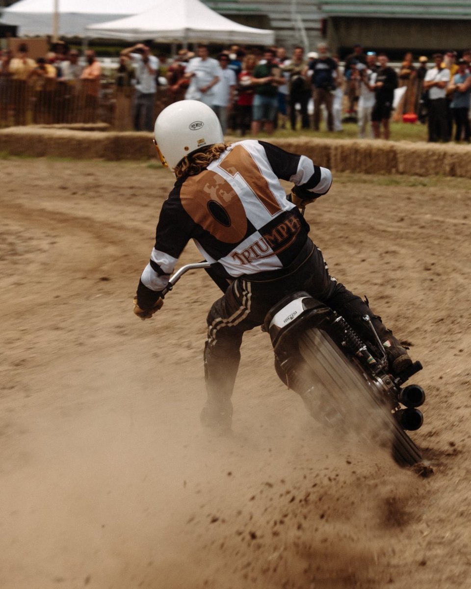 TriumphAmerica's tweet image. Gille Leenknegt tearing up the track at Wheels and Waves in our Triumph Heritage No.1 Racing Jersey 🏁⁣ 

📷: Shy Rajdev  

Shop the full collection online: bit.ly/463rYle

 #Menswear #MotoStyle #Triumph #TriumphClothing #Motorcycle #TriumphHeritage