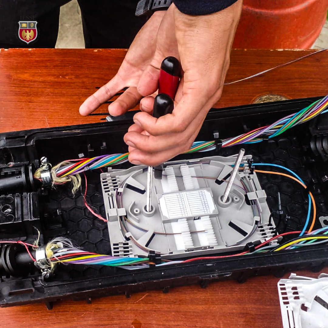 🌐 Formación en Fibra Óptica en IESSE 🌐
Nuestros estudiantes adquieren habilidades técnicas avanzadas para destacar en el campo de las telecomunicaciones.

¡Inscríbete y transforma tu futuro con nosotros!
🔗 Más información: wa.me/593968512992

#IESSE #FibraÓptica