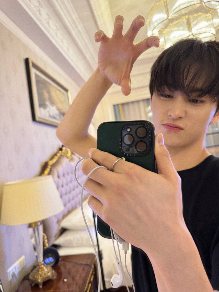 이사진 너무 커여워..૮₍ ⸝⸝´ ˘ `⸝⸝ ₎ა