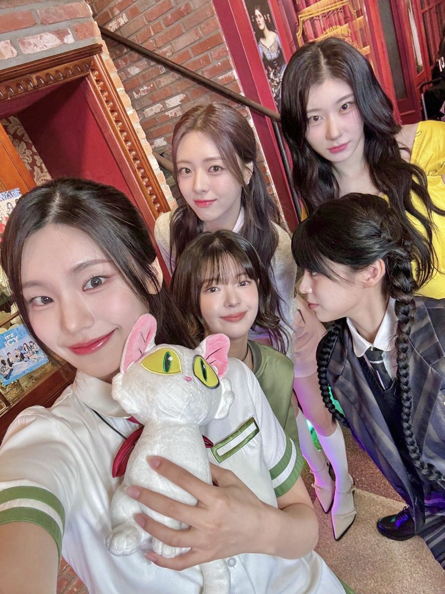 5人の写真って世界一可愛くてこんなに心満たされて凄く幸せになる。ITZYだ😭これがITZY😭私のだーいすきなITZY♡MIDZY本当におめでとう🍒🎀5人の笑顔をこれからもずっと守りたい。ITZYがこの先ずっと健康で幸せでいてくれますようにー！！
