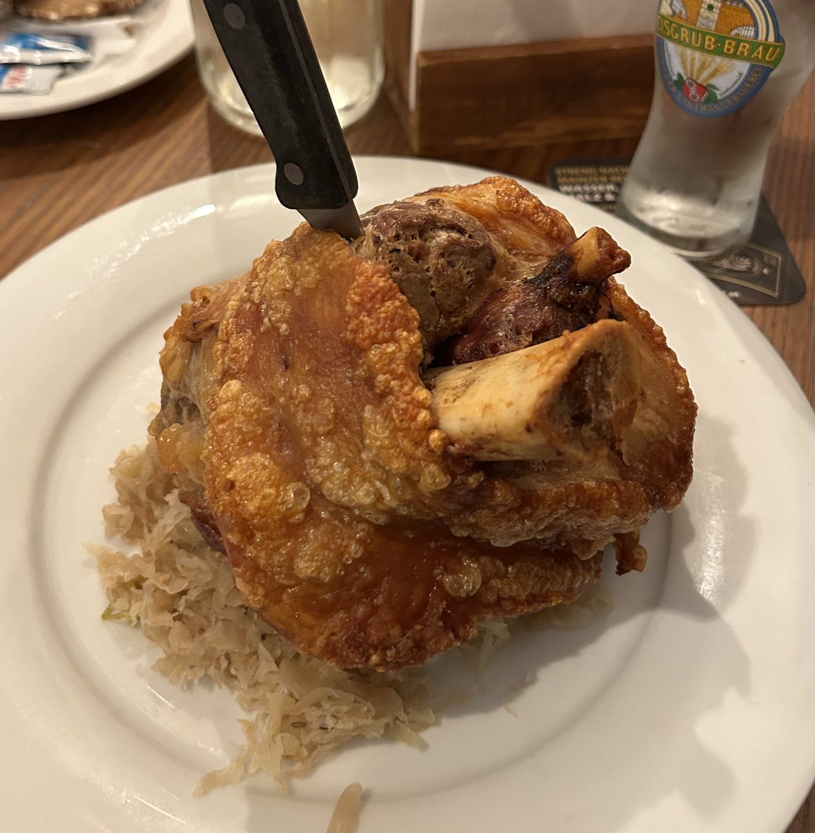 edward_gillin's tweet image. Schweinshaxe in Mainz. It’s good. It’s really very good. But I’d love some steamed broccoli or a cucumber. Anything…green!

#germanfood #germany #german #pork #haxe #RecipeOfTheDay #meat #Mondayvibes #monday #vegetables