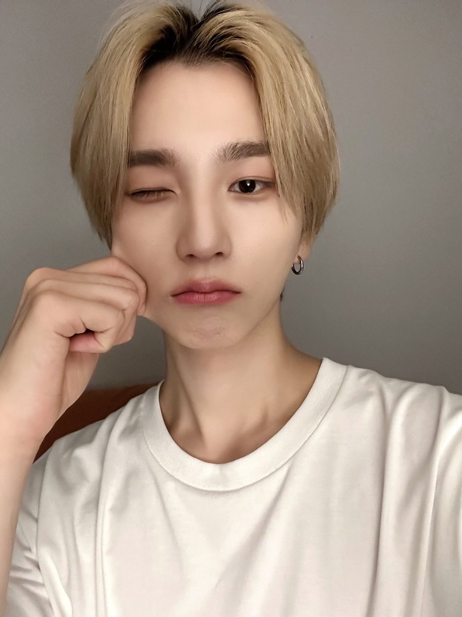 by_EPEX's tweet photo. 오늘 월요일이니까 누구나 힘들었을거야😉
화이팅🥰

#EPEX #이펙스 #BAEKSEUNG #백승 #백전백승 https://t.co/MsEOKXBE4x