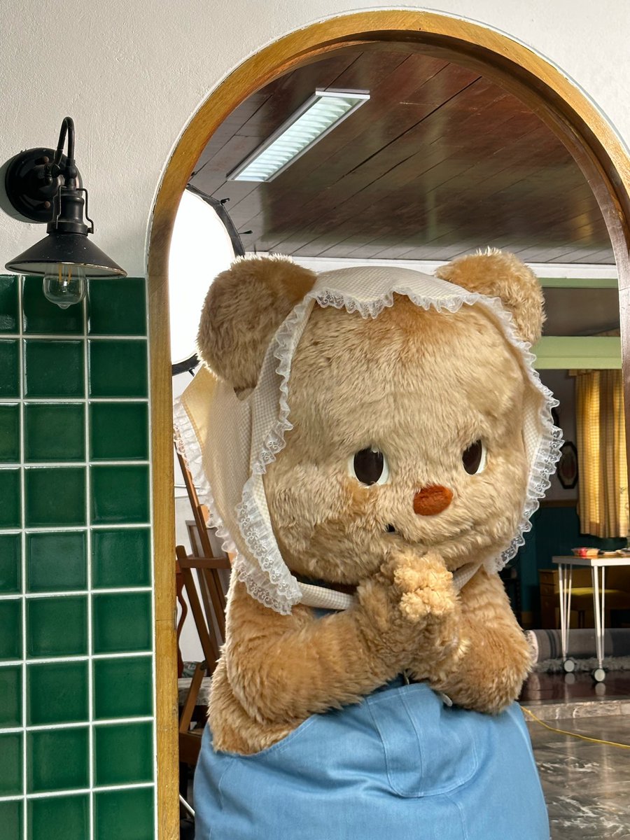 butterbear_th's tweet photo. 📸รูปเบื้องหลัง MVน่ารักมั้ยไม่รู้ จากฉากโปรดของน้องเนยรองลงมาจากฉากกระโดดเล่นบนเตียง😆 คือฉากเปิดปิดประตูและยื่นของขวัญให้พี่ทีมงาน ที่ต้องถ่ายอยู่นานเพราะน้องเล่นสนุกแกล้งพี่ๆไม่หยุดเลยค่ะ😆💗

#Butterbear #น่ารักมั้ยไม่รู้  #ด้อมน้องเนย https://t.co/6BJi0aunth