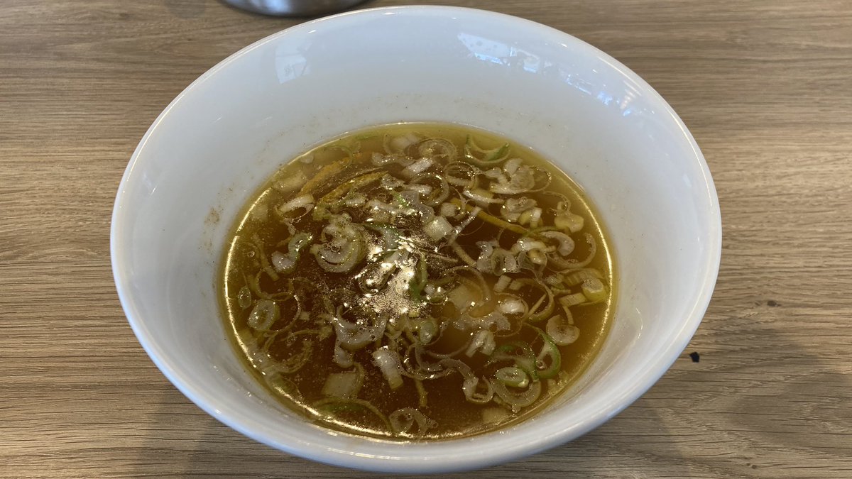 loveramener's tweet photo. 麺屋 波のおと@東比恵の塩つけ麺
鶏主体の出汁感にキレのある塩味でビシッと纏めたつけ汁、甘味や酸味の含みが少なくメリハリの付いた味わい。
麺は加水の高い平打ち麺、ムチ��チの弾力感の強い麺でスープの強さと張り合えていて◯
結構、調整が難しい塩つけ麺でこのクオリティは充分すぎる内容。 https://t.co/AIepjUpy9e